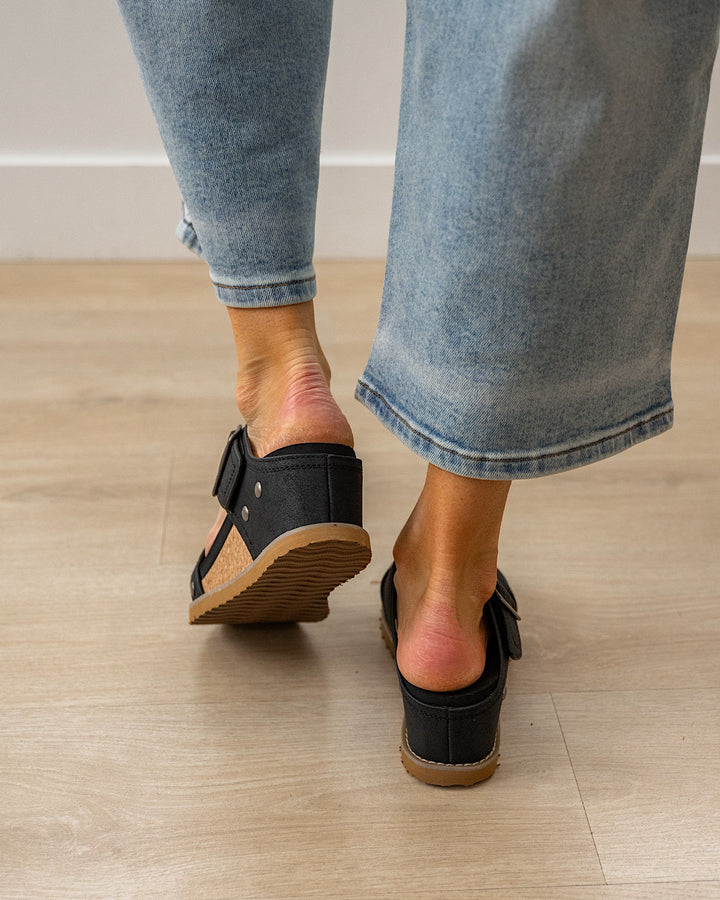 NEW! Very G Noah Wedge Buckle Sandals - Black Very G