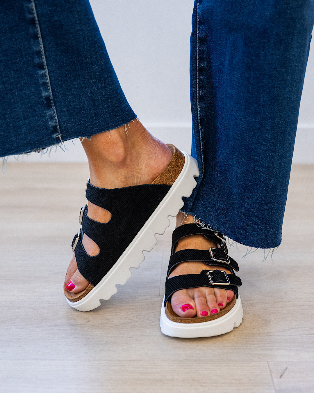 Very G Plaza Sandals - Black Very G