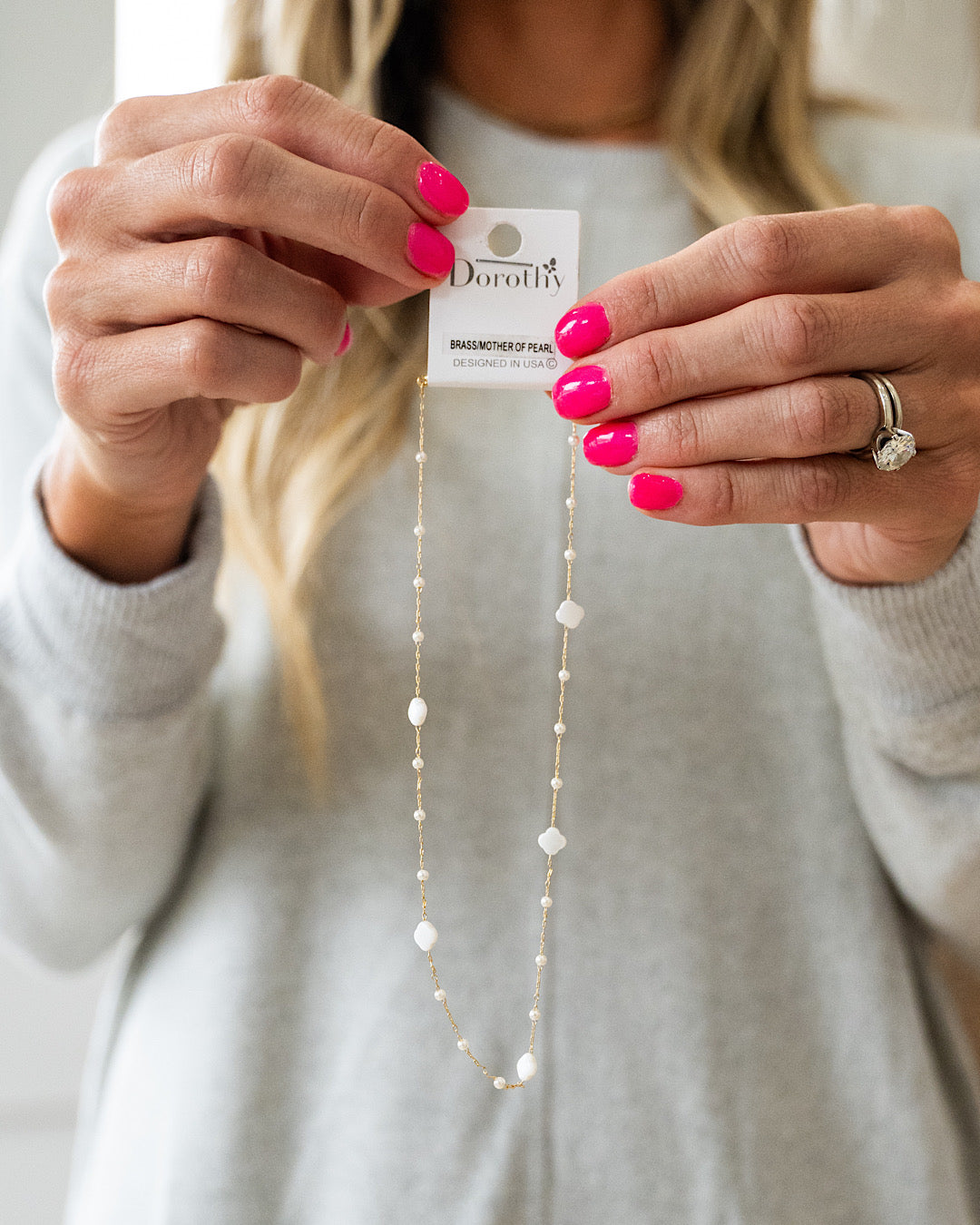 Dainty Gold Necklace with Pearl and Clover Detail Joia