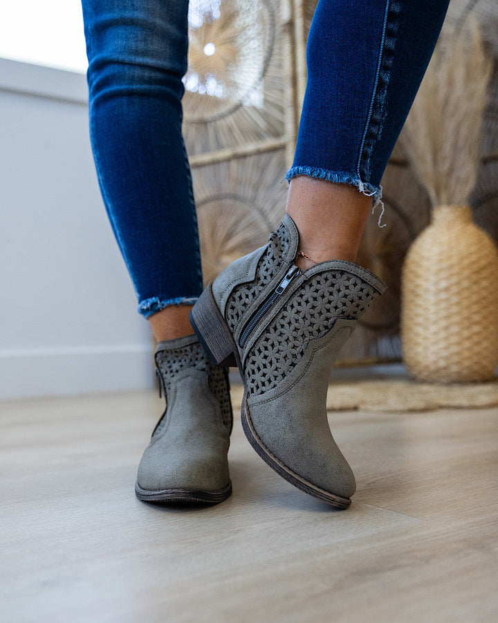 NEW! Very G Leah 2 Boots - Gray Very G