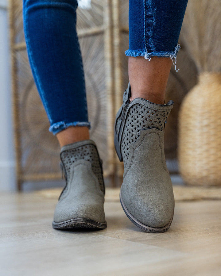 NEW! Very G Leah 2 Boots - Gray Very G