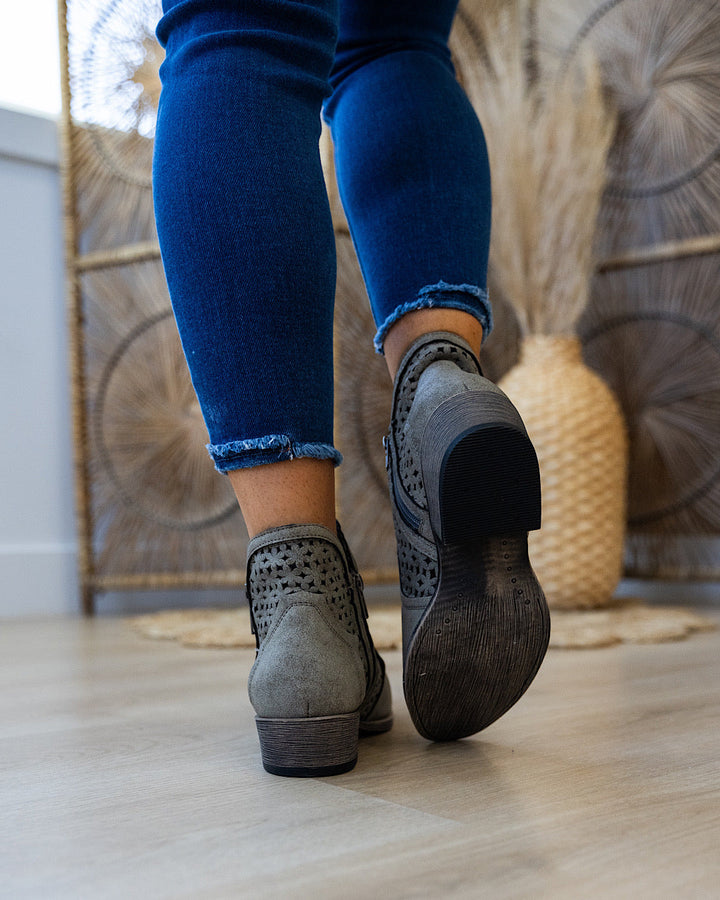 NEW! Very G Leah 2 Boots - Gray Very G