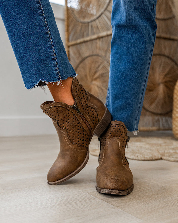 NEW! Very G Leah 2 Boots -Tan Very G